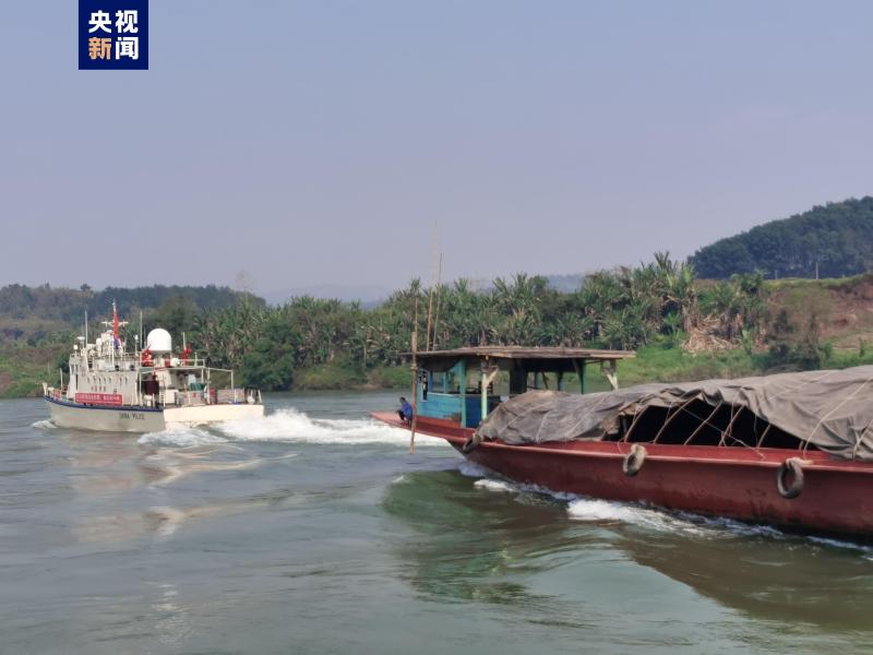 中老缅泰湄公河联合巡逻执法编队成功救助老挝籍遇险商船