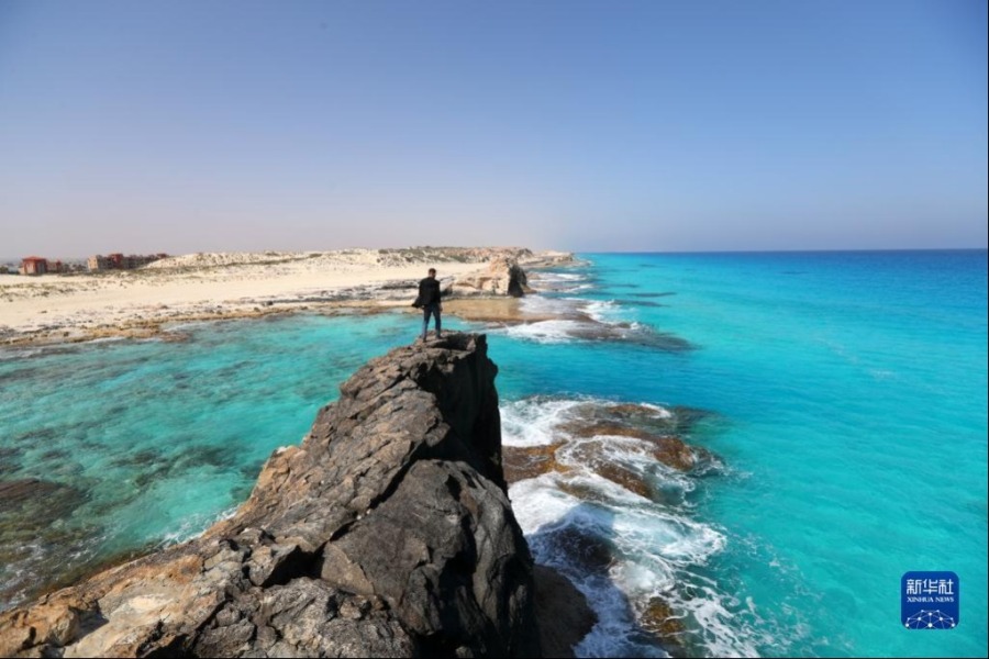 3月27日，一名游客在埃及马特鲁港的克利奥帕特拉海滩欣赏景色。新华社记者 隋先凯 摄