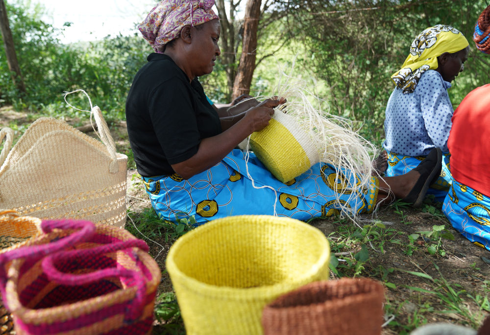 用编织支撑家庭的肯尼亚乡村母亲