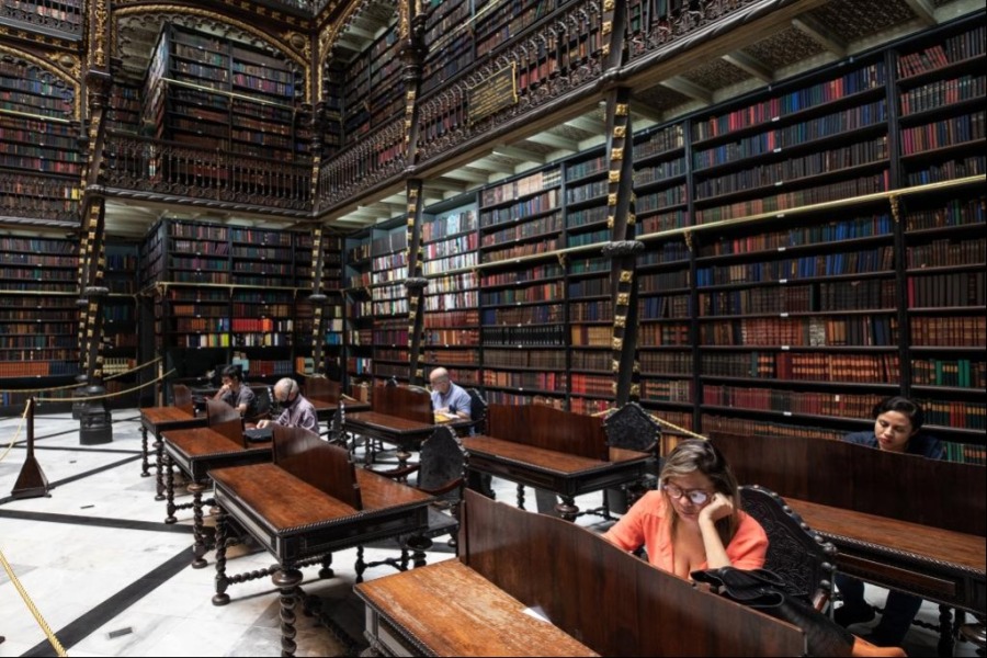 4月19日，在巴西里约热内卢，人们在皇家葡文图书馆内阅读。新华社记者 王天聪 摄
