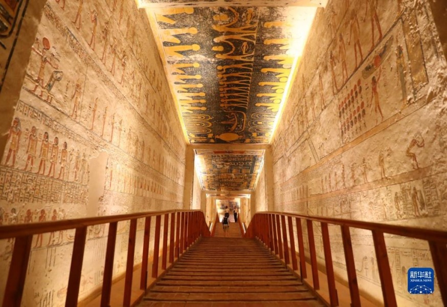 4月26日，在埃及卢克索帝王谷，游客在法老拉美西斯六世陵墓内参观浮雕和壁画。新华社记者 隋先凯 摄