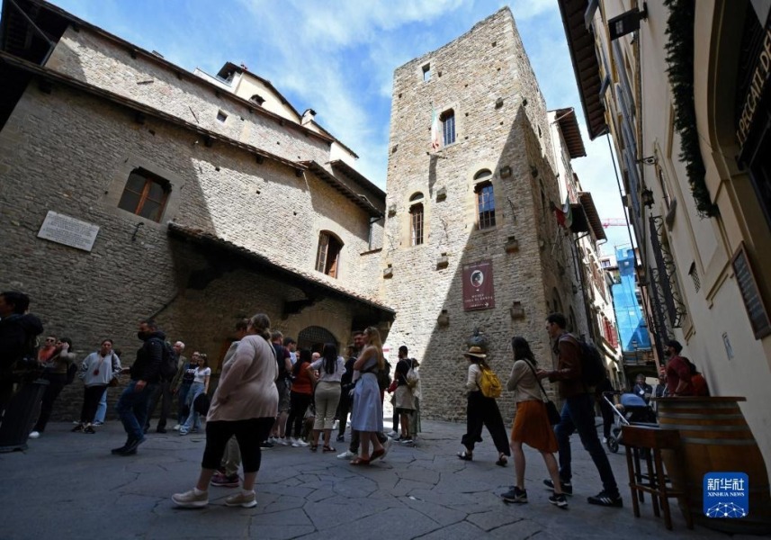 4月14日，游客在意大利佛罗伦萨的但丁故居博物馆外参观。新华社记者 金马梦妮 摄