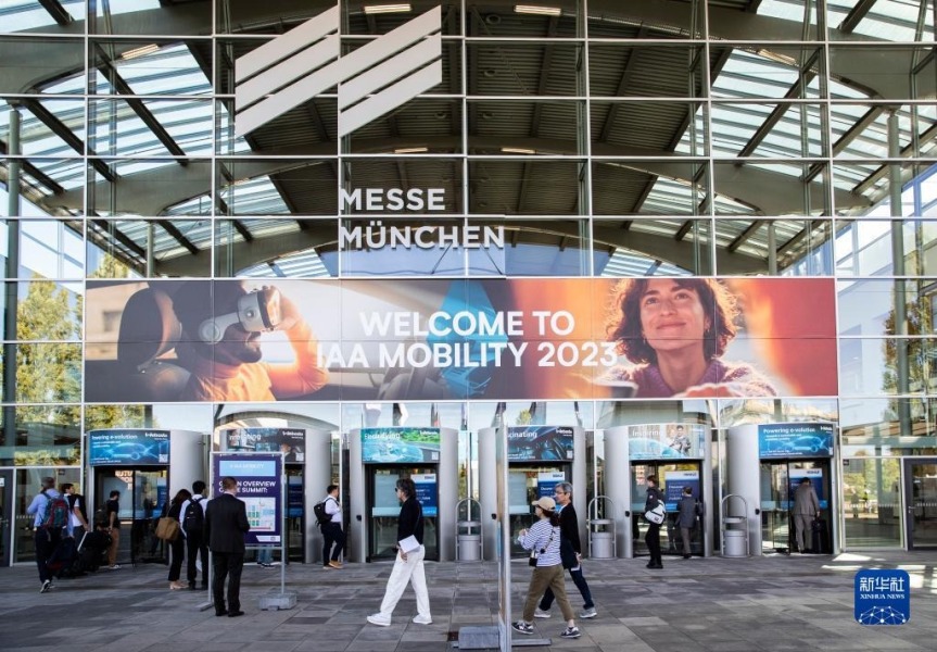 9月5日，在德国慕尼黑，人们走入2023年德国国际汽车及智慧出行博览会会场。新华社记者 张帆 摄