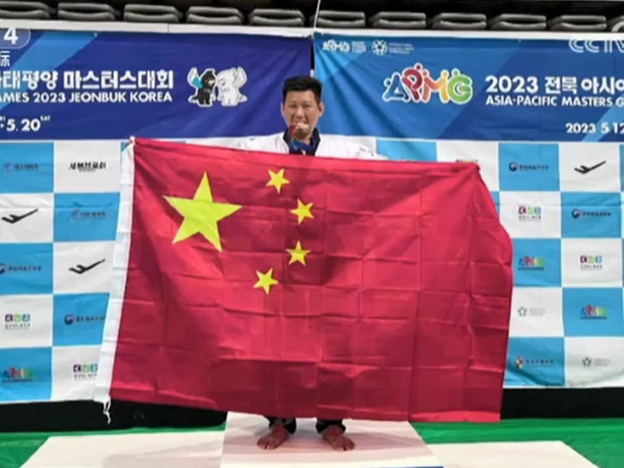 【海峡两岸】中国台湾选手颁奖台上展示五星红旗