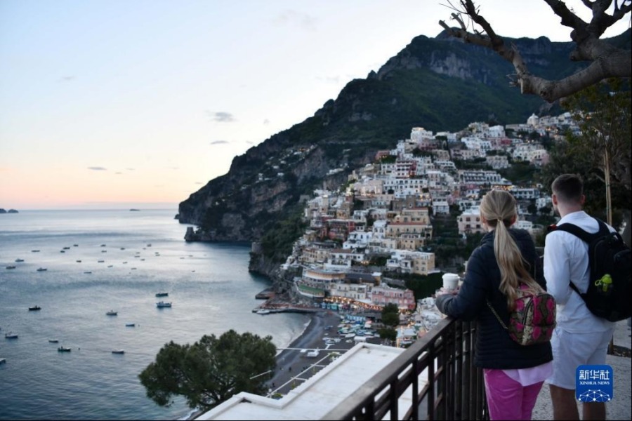 5月3日，游客欣赏落日余晖下的意大利阿马尔菲海岸线。新华社记者 金马梦妮 摄