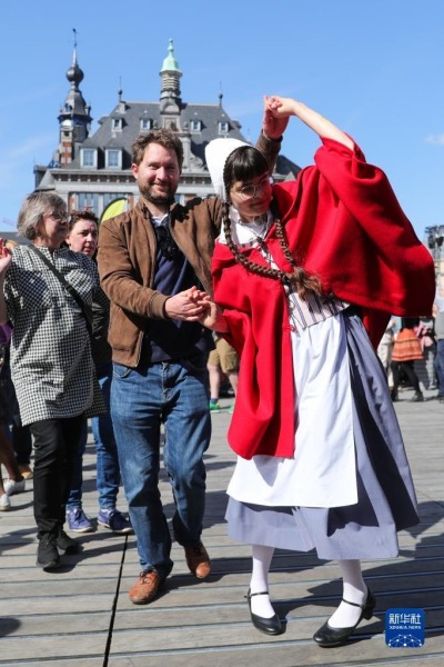 4月15日，人们在比利时那慕尔市传统民俗日活动上跳舞。新华社记者 郑焕松 摄