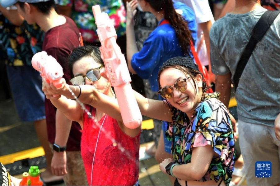 4月13日，人们在泰国曼谷庆祝泼水节。新华社发（拉亨 摄）