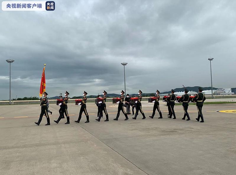 第八批在韩中国人民志愿军烈士遗骸交接仪式在韩国仁川举行