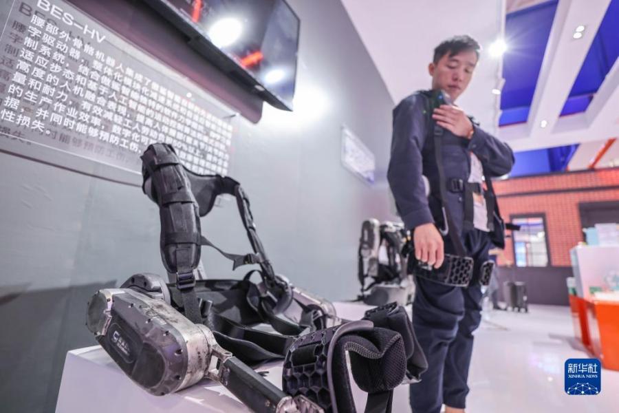 4月13日，参展商在上海展台展示腰部外骨骼机器人。新华社记者 张丽芸 摄