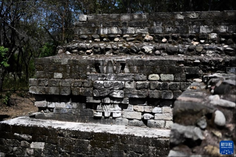 这是4月1日拍摄的洪都拉斯科潘玛雅古城遗址内的雕刻。新华社记者 辛悦卫 摄