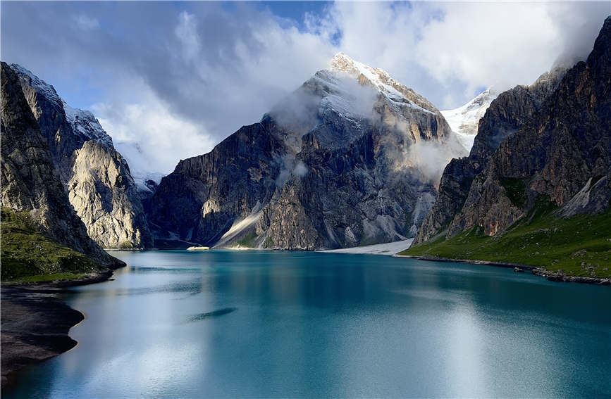 新疆乌孙古道天堂湖：波光云影中的“高原翡翠”