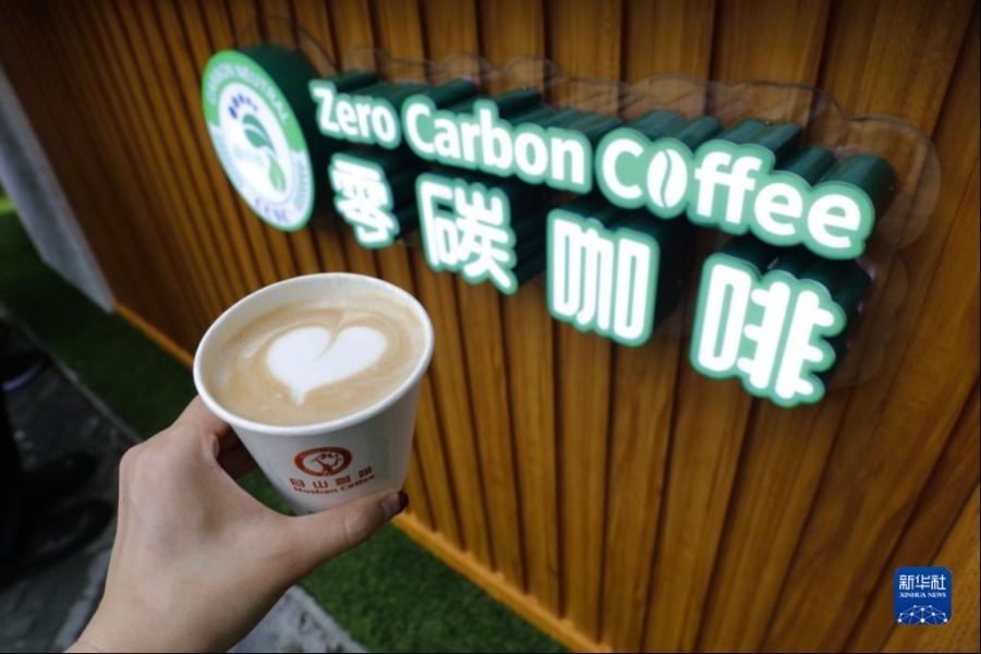4月20日，在博鳌亚洲论坛主题公园内举办的“寻觅雨林·万物共生”热带雨林文化展上，工作人员展示一杯“零碳咖啡”。