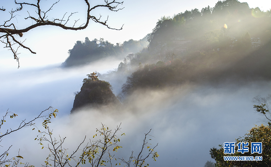 11月21日清晨，在安徽省休宁县齐云山风景区拍摄的白岳飞云美景。