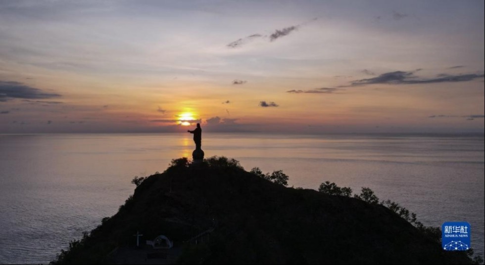这是5月31日在东帝汶首都帝力基督山上拍摄的海上日落（无人机照片）。 新华社记者 徐钦 摄