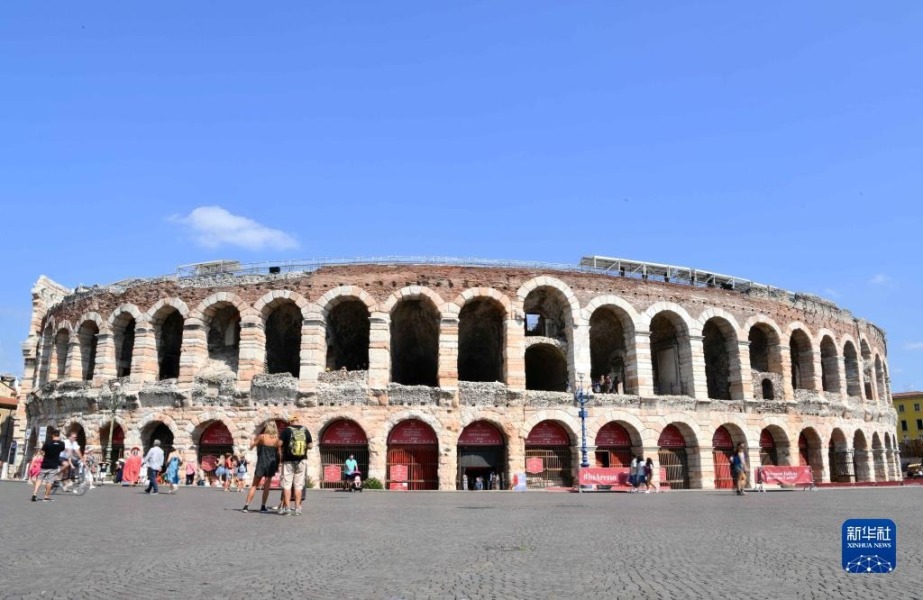 8月2日，游客游览意大利维罗纳圆形竞技场。新华社记者 金马梦妮 摄