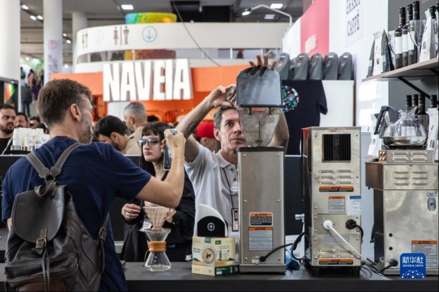 6月23日，工作人员（中）在巴西圣保罗举行的咖啡节上制作咖啡。新华社记者 王天聪 摄