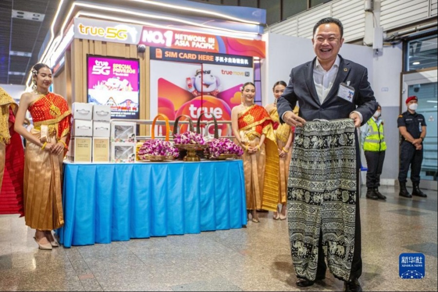 2月6日，在泰国曼谷廊曼国际机场，泰国国家旅游局局长育他沙展示送给中国游客的礼品。新华社记者 王腾 摄
