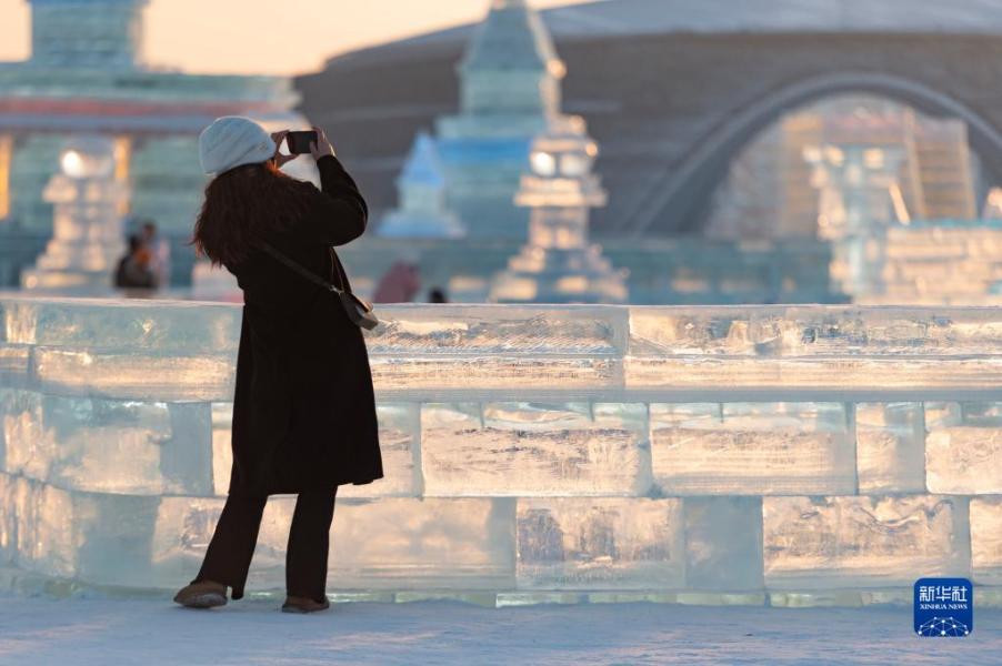 1月5日，游客在哈尔滨冰雪大世界园区游玩。新华社记者 谢剑飞 摄