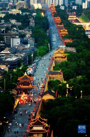 夜幕下的西安城墙南段（4月25日摄，无人机照片）。新华社记者 邵瑞 摄