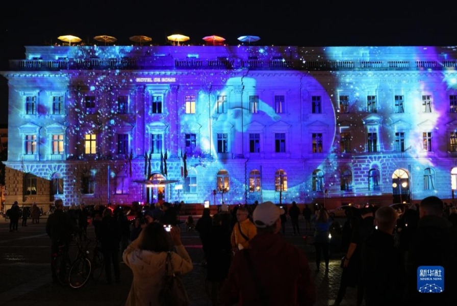 10月7日，德国柏林的罗马酒店被灯光点亮。新华社发（斯特凡·蔡茨摄）