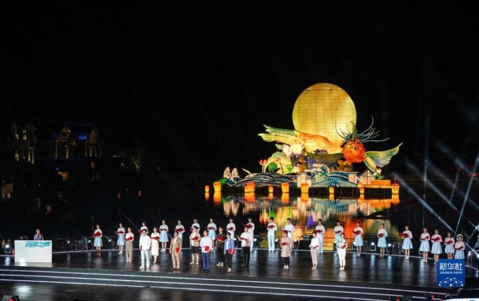 9月8日，演员在亮灯仪式上表演节目。
