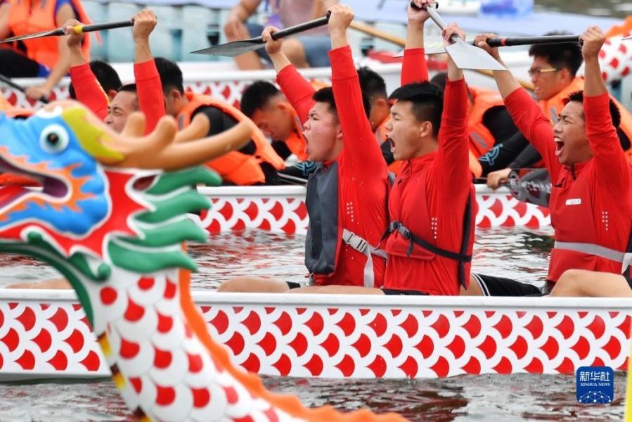 6月2日，在“龙腾虎跃”2022海峡两岸赛龙舟活动现场，参加龙舟比赛的队员们在起点处举桨鼓劲。新华社记者 魏培全 摄