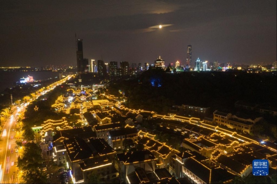 9月10日在江苏镇江西津渡拍摄的月亮（无人机拍摄）。新华社发（封疆江 摄）