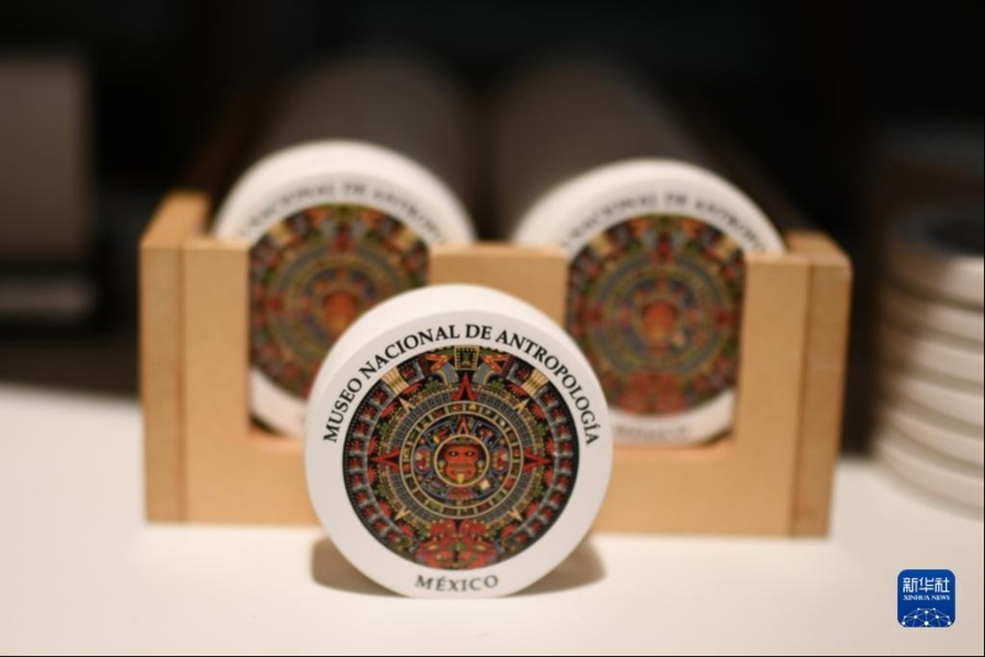 这是5月10日在墨西哥首都墨西哥城的人类学博物馆拍摄的以太阳历石为主题的文创产品。新华社记者 辛悦卫 摄