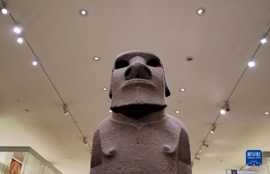 这是9月7日在英国伦敦大英博物馆拍摄的“摩艾”石像。新华社记者 李颖 摄