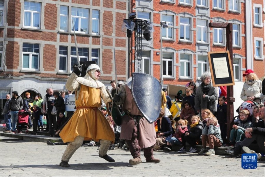 4月15日，身着古装的演员在比利时那慕尔市传统民俗日活动上表演。新华社记者 郑焕松 摄