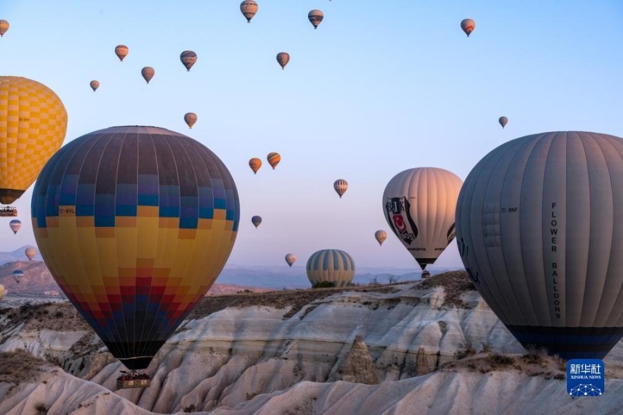 这是10月8日在土耳其卡帕多基亚拍摄的热气球。新华社记者 邬惠我 摄