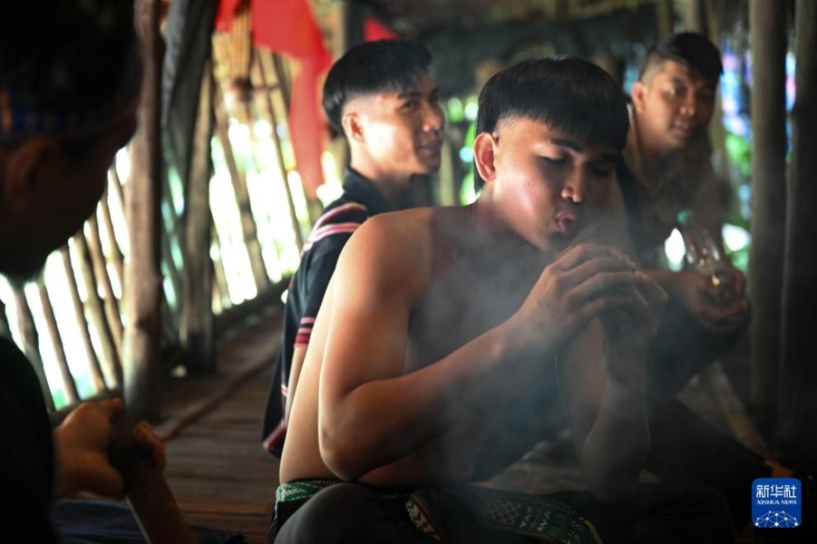 11月14日，在马来西亚沙巴州的马里马里文化村，一名男子展示传统生火方式。新华社记者 程一恒 摄