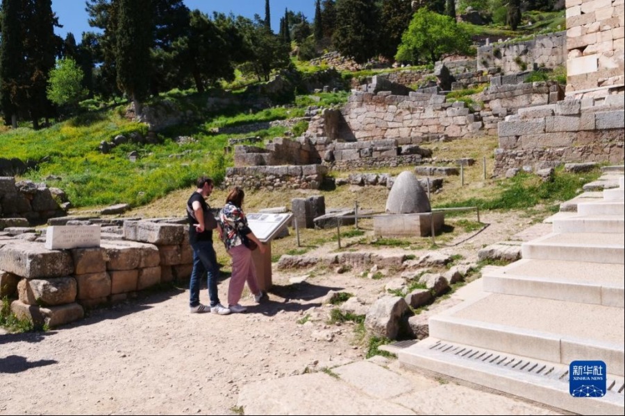 4月8日，在希腊中部德尔斐地区，游客在德尔斐考古遗址游览。新华社记者 于帅帅 摄