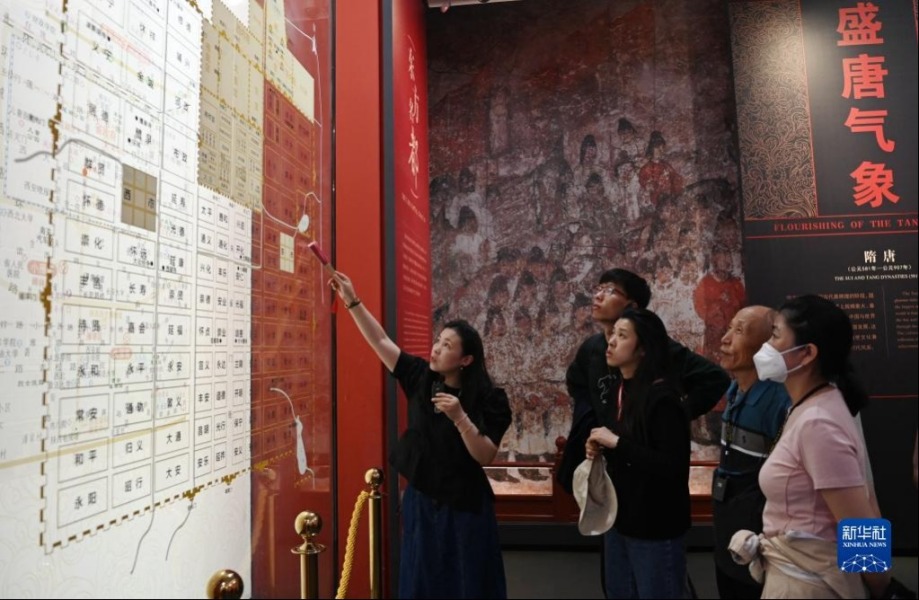 5月11日，游客在陕西历史博物馆了解唐长安城布局。新华社记者 李一博 摄