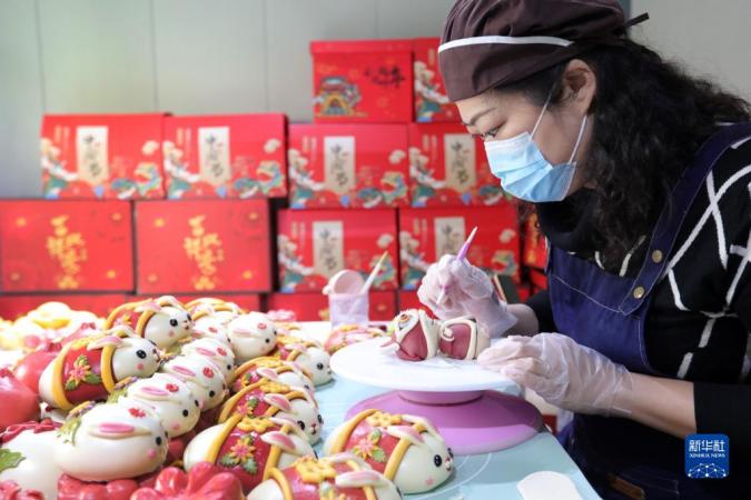 1月19日，淮北市一家果蔬面艺美食坊的面点师在制作“萌兔”花馍。