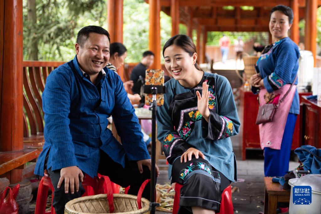 又乘春风浩荡时——习近平总书记同全国两会代表委员共商国是十年纪实