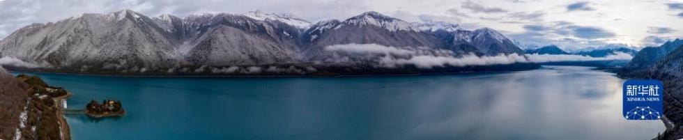这是3月19日拍摄的巴松湖（无人机拼接照片）。