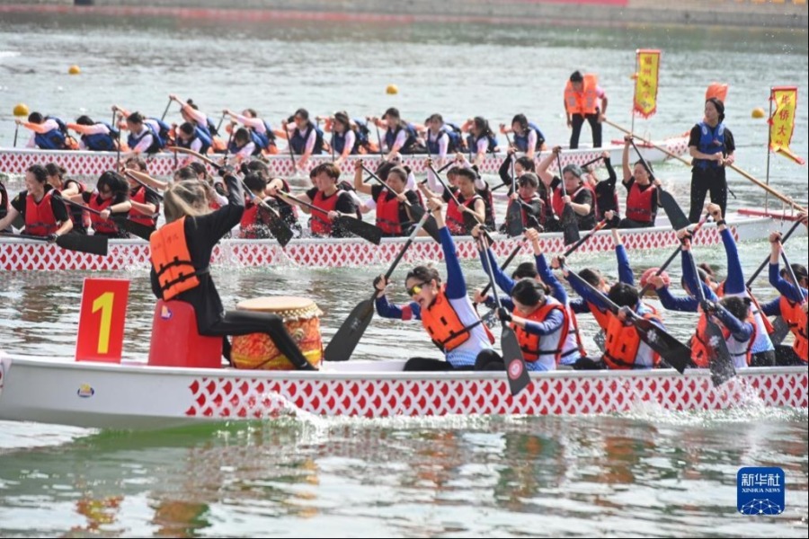 6月3日，在“龙腾虎跃”2022海峡两岸龙舟赛决赛现场，选手们奋力划桨。新华社记者 周义 摄