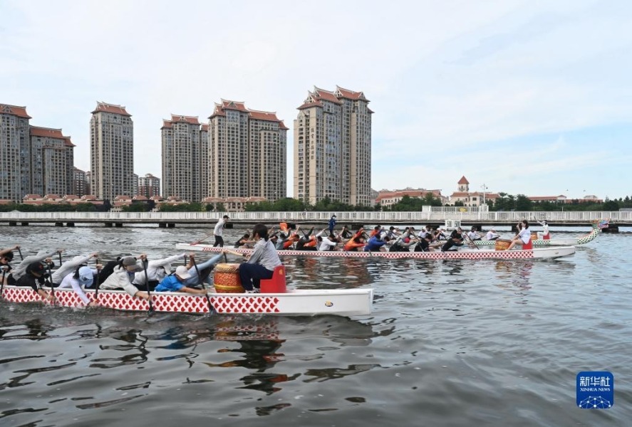 5月30日，集美大学龙舟队在厦门市水上运动中心训练。新华社记者 林善传 摄