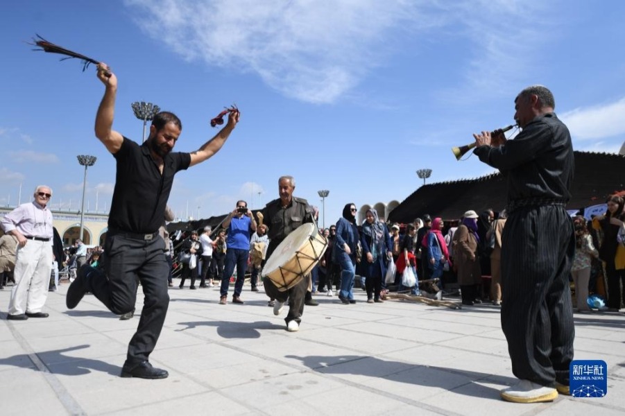 10月5日，在伊朗首都德黑兰，人们在活动上表演。新华社记者 沙达提 摄