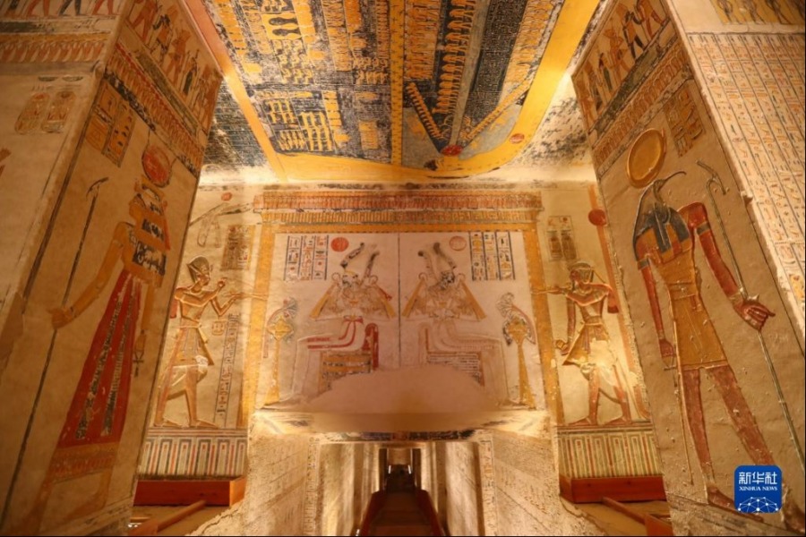 这是4月26日在埃及卢克索帝王谷拍摄的法老拉美西斯六世陵墓内的浮雕和壁画。新华社记者 隋先凯 摄