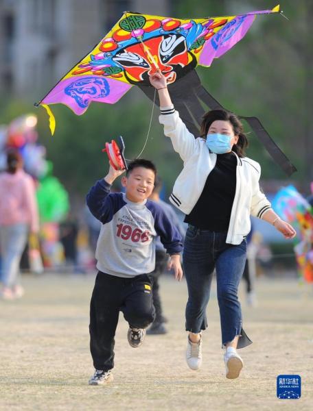 4月1日，家长带着孩子在山东省滕州市市民广场放风筝。

春光明媚，人们纷纷来到户外，踏青游玩，感受春日美好。

新华社发（李志军摄）