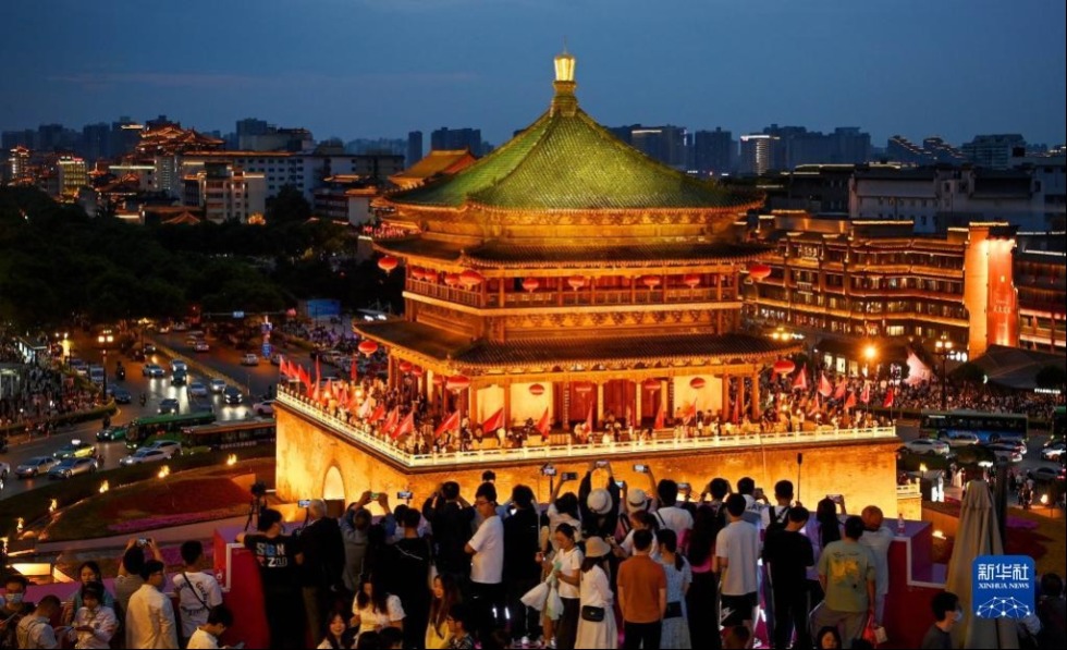 5月2日，在陕西西安，游客在观景平台欣赏钟楼夜景。新华社发（邹竞一摄）
