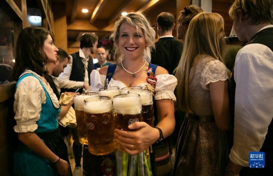 9月16日，工作人员在德国慕尼黑啤酒节上运送啤酒。新华社记者 张帆 摄