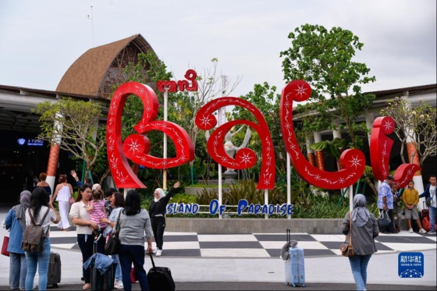 11月9日，游客在印度尼西亚巴厘岛伍拉莱国际机场的出口处逗留。新华社记者 徐钦 摄