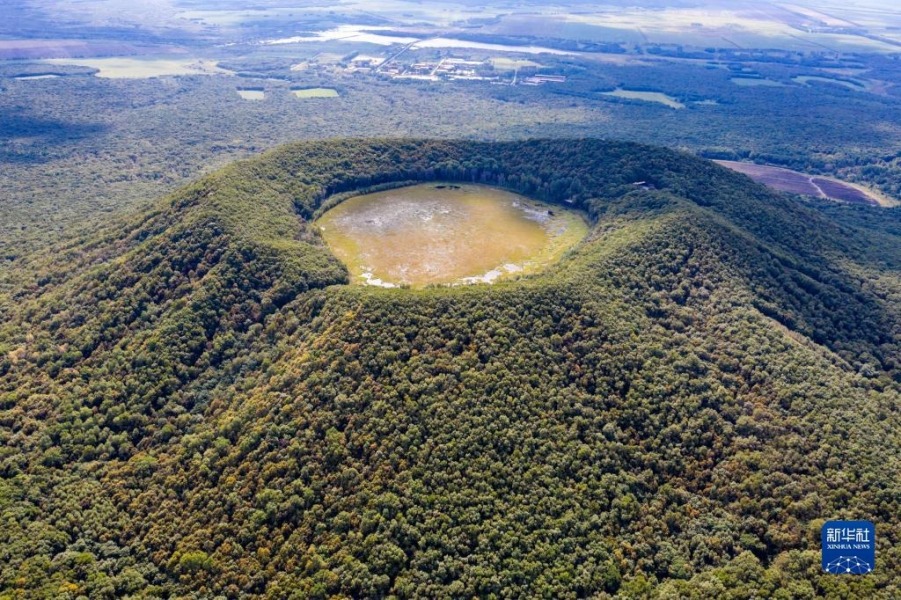 五大连池世界地质公园南格拉球山天池（9月2日摄，无人机照片）。新华社记者 谢剑飞 摄