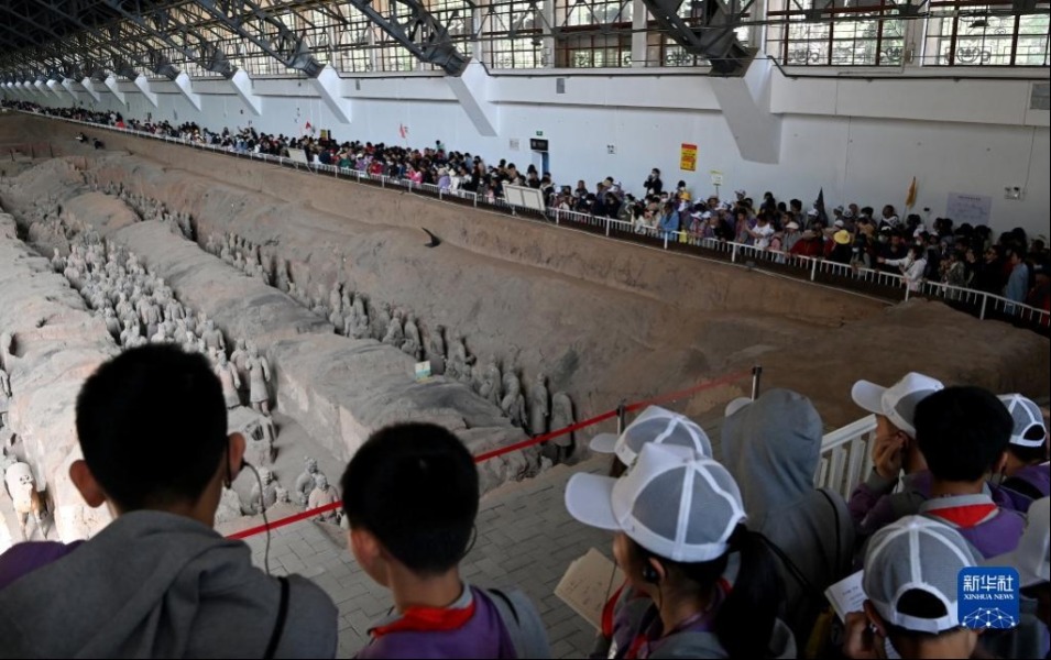 游客在秦兵马俑一号坑遗址参观（4月26日摄）。新华社记者 刘潇 摄