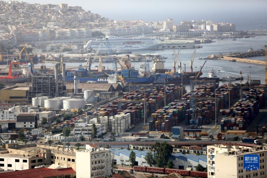 这是7月10日拍摄的阿尔及利亚阿尔及尔港。新华社发