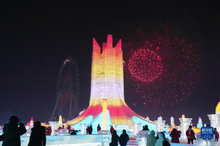 1月5日，冰雪节启幕焰火在哈尔滨冰雪大世界园区上空绽放。　新华社记者 王建威 摄