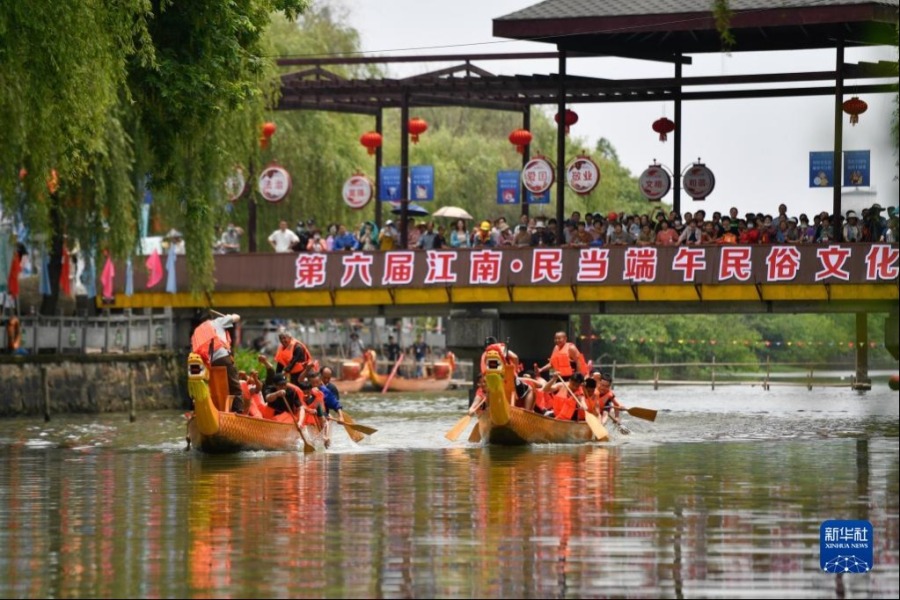 6月1日，和孚镇民当村村民进行龙舟比赛。新华社记者 黄宗治 摄